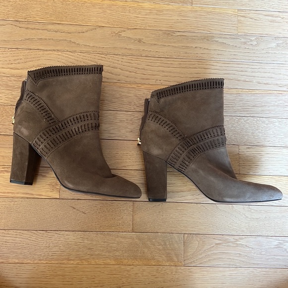 Isola Evoda Nimbus Grey Suede boot with cutouts and gold decal. Super versitile - Picture 3 of 6